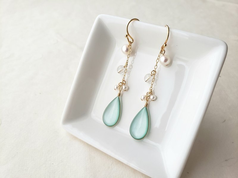 mint green drops pierced or clip-on earrings - 耳环/耳夹 - 树脂 绿色