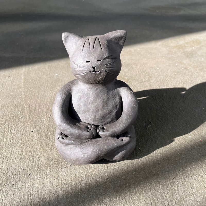打坐静心の猫猫 / 陶偶 / 猫摆件 - 摆饰 - 陶 黑色