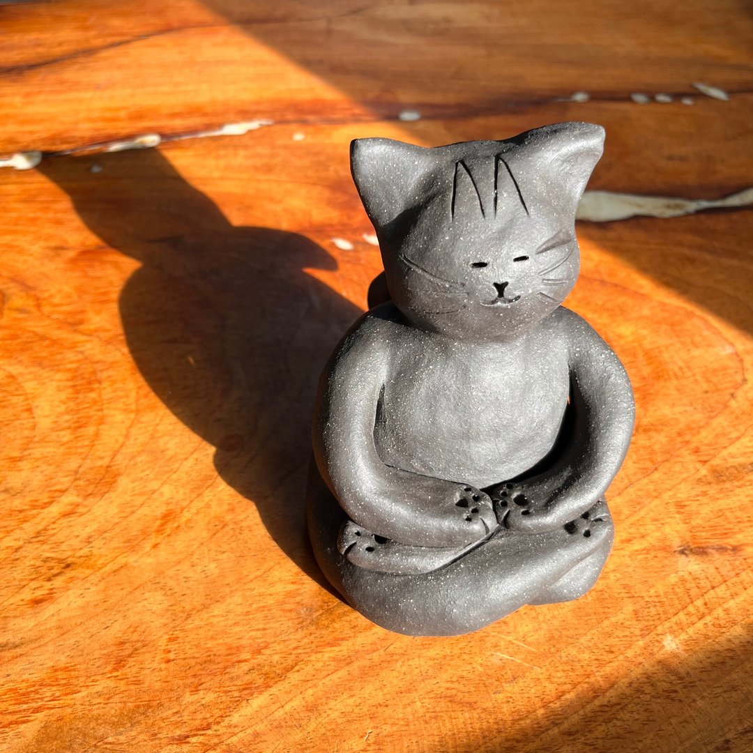 打坐静心の猫猫 / 陶偶 / 猫摆件 - 摆饰 - 陶 黑色
