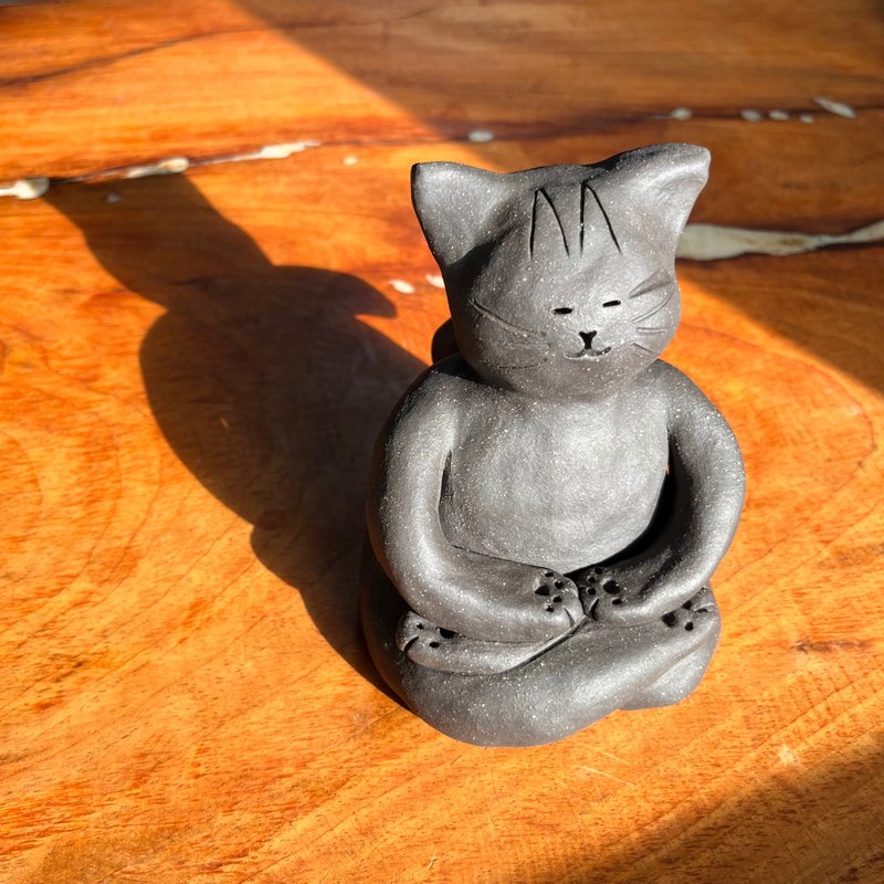 打坐静心の猫猫 / 陶偶 / 猫摆件 - 摆饰 - 陶 黑色