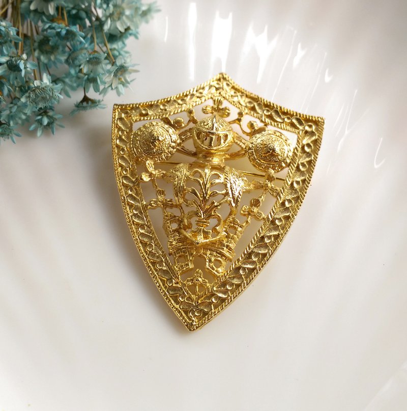 西洋古董饰品。皇家主题 篓空 盾牌 盔甲 别针 - 徽章/别针 - 其他金属 金色