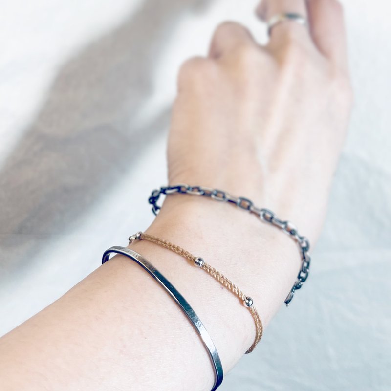 小心机 - 极细亚麻色纯银珠伸缩绳结编织蜡线手环 极简浅褐绕旋线 - 手链/手环 - 银 卡其色