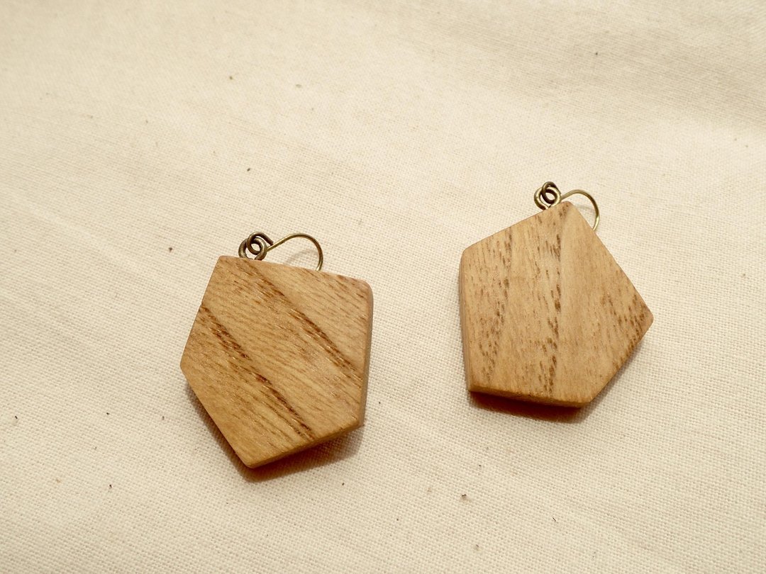 pentagon earrings (walnut) - 耳环/耳夹 - 木头 