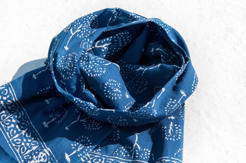 蓝染丝巾/木刻印丝巾/植物染围巾/indigo流苏棉麻丝巾-蓝色森林 - 围巾/披肩 - 棉．麻 蓝色