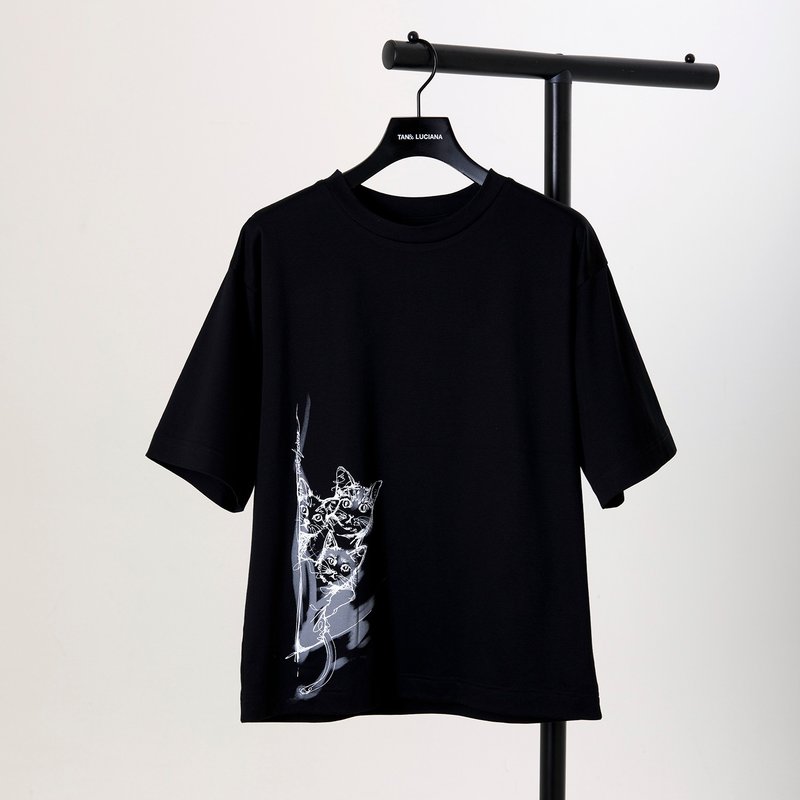 / 快来玩 / 猫咪印花五分袖上衣 - 女装 T 恤 - 棉．麻 黑色