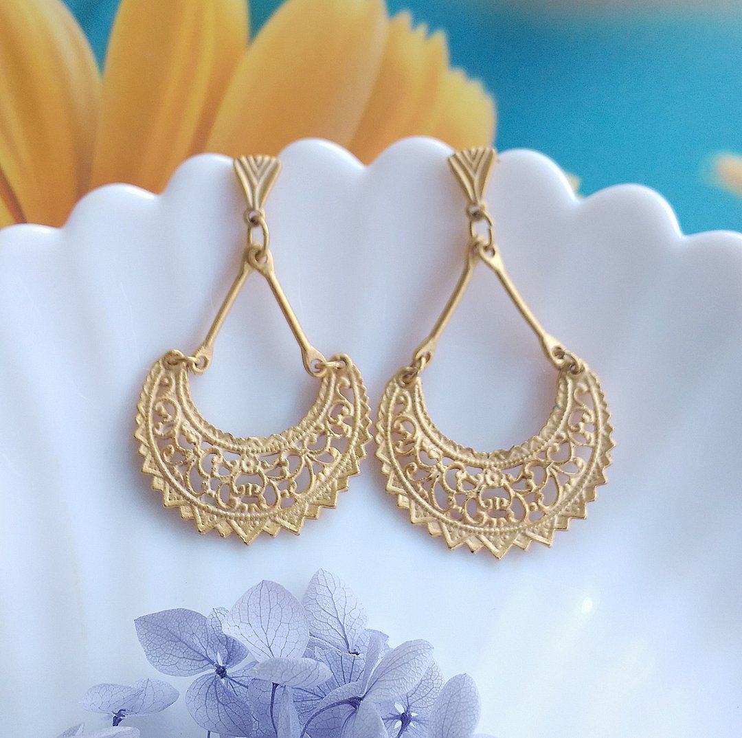 Vintage Jewelry 西洋古董饰品 金色调 哑光篓空雕花 针式耳环 - 耳环/耳夹 - 其他金属 透明