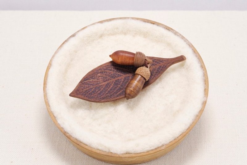 The brooch with wooden leaf & 2 acorns - one of a kind 014 - 胸针 - 木头 咖啡色
