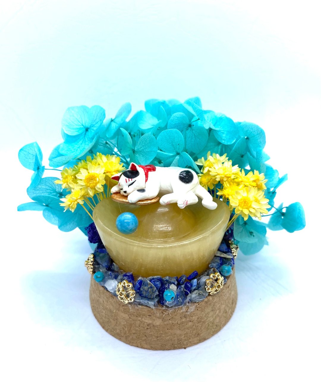 粉蓝花园-猫咪与黄玉金元宝/海蓝宝珠-公仔/水晶/干燥花玻璃罩摆 - 摆饰 - 水晶 