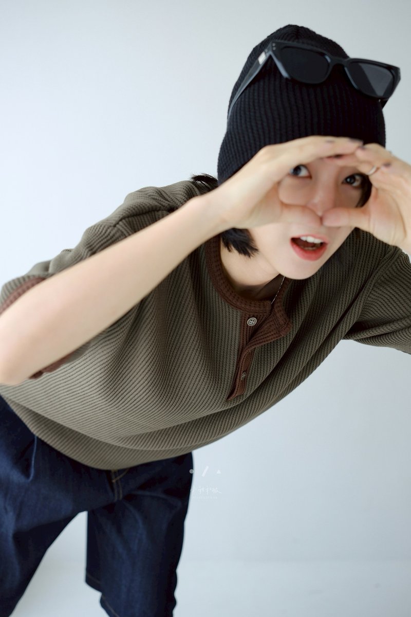 山谷瓜跳色华夫短袖上衣 - 2色 - 跳色军绿 - 女装 T 恤 - 棉．麻 绿色