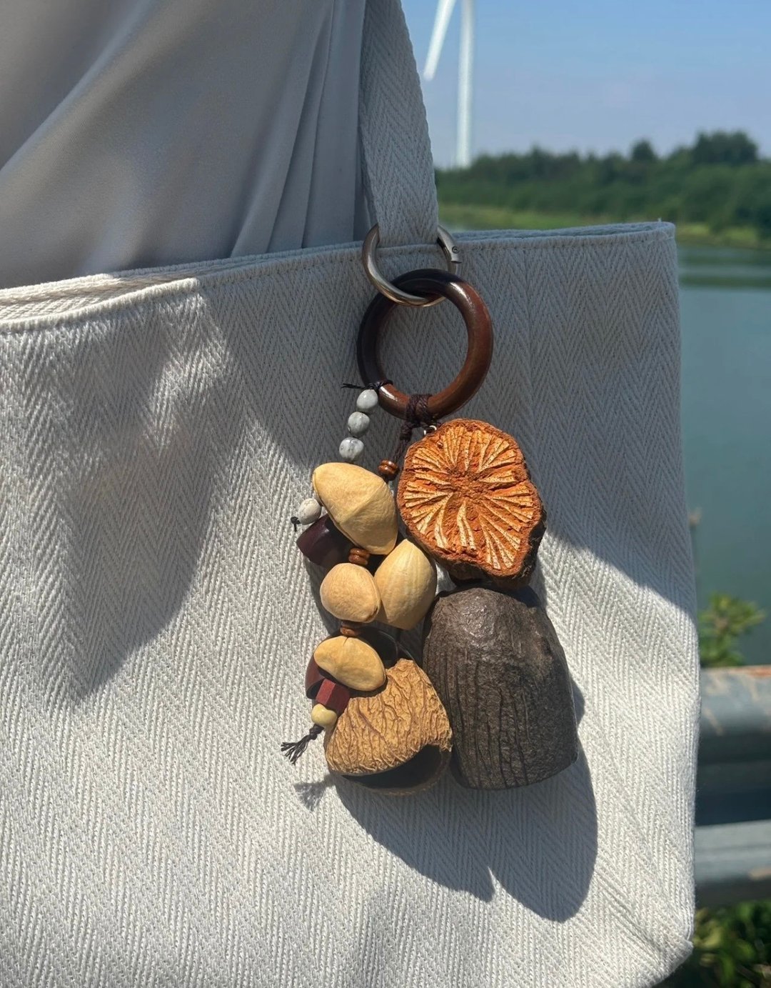 YuanPearl純天然果殼鈴鐺血藤片原生態環保純手工包包掛件風鈴 - 吊饰 - 植物．花 咖啡色