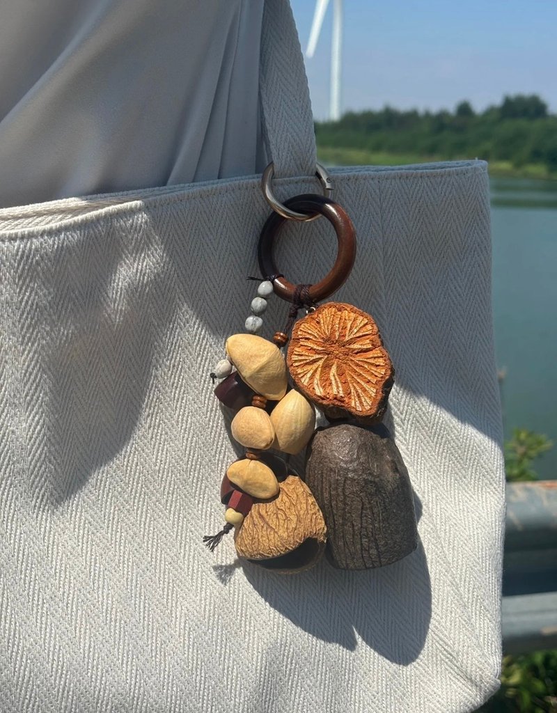 YuanPearl純天然果殼鈴鐺血藤片原生態環保純手工包包掛件風鈴 - 吊饰 - 植物．花 咖啡色