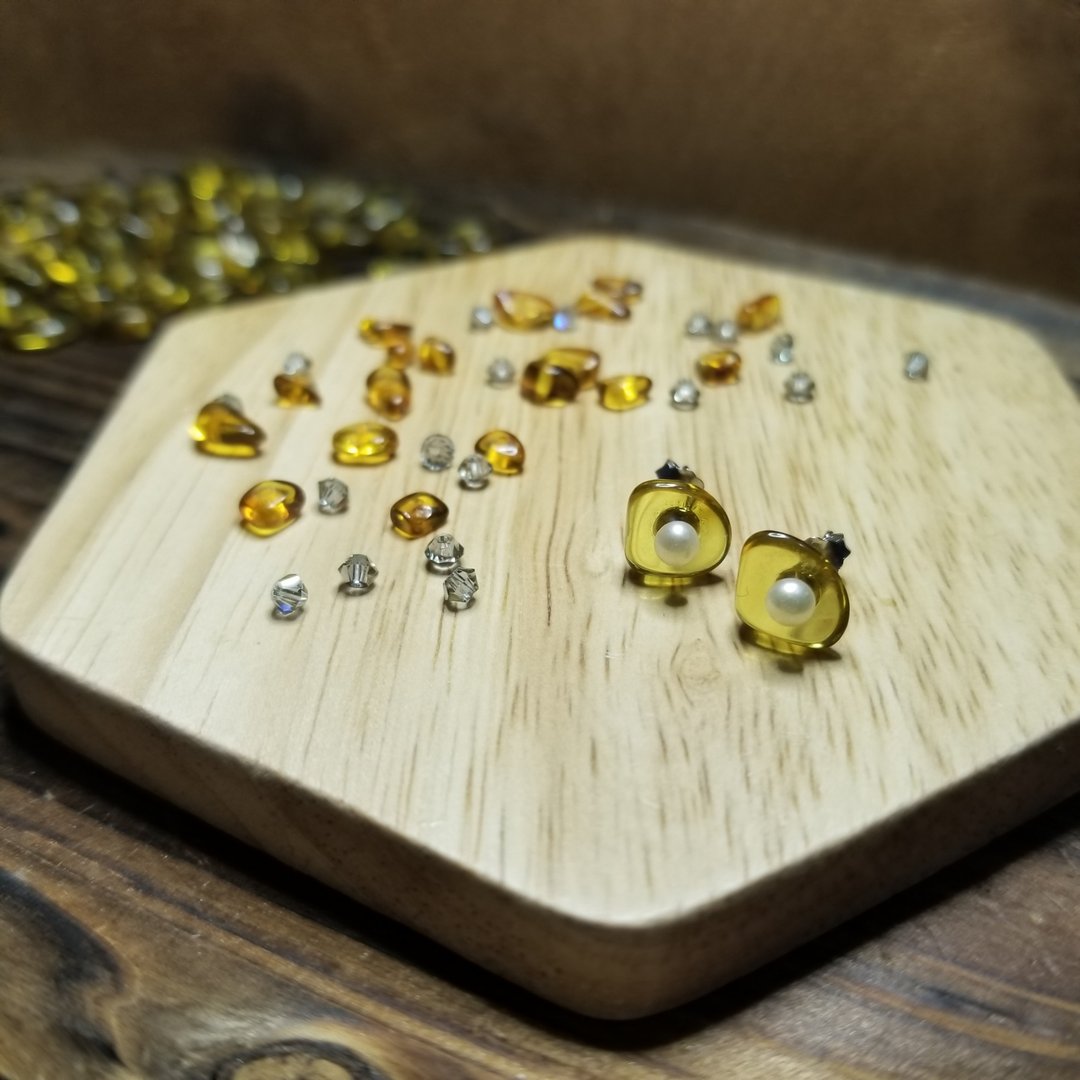 独家-爱你一万年-古代瑰宝: 天然珍珠绿琥珀925银耳环 (爱情守护) - 耳环/耳夹 - 珍珠 绿色
