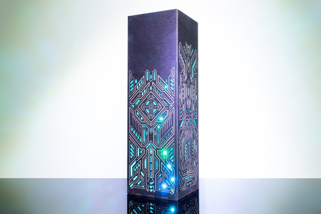 未来感 LED 桌灯 - 赛博庞克科幻电路设计，适用于电竞空间 - 灯具/灯饰 - 木头 黑色