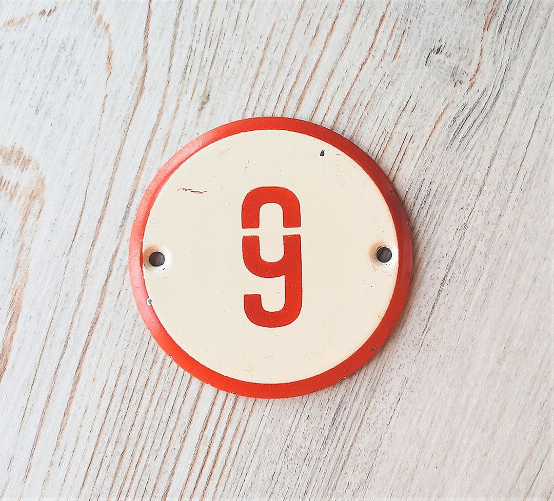 Red white circle number sign 9 / 6 - vintage round metal number plate - 门帘/门牌 - 其他金属 红色