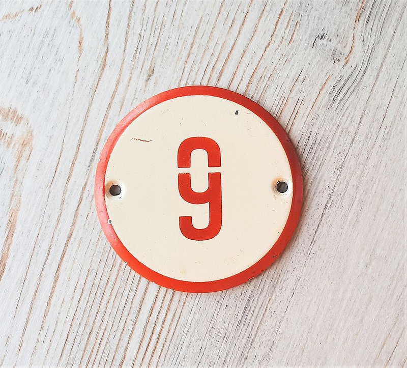 Red white circle number sign 9 / 6 - vintage round metal number plate - 门帘/门牌 - 其他金属 红色