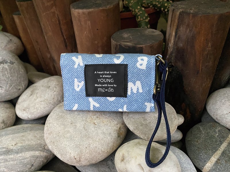 轻便对折面纸包 丹宁英文字 - 化妆包/杂物包 - 棉．麻 蓝色