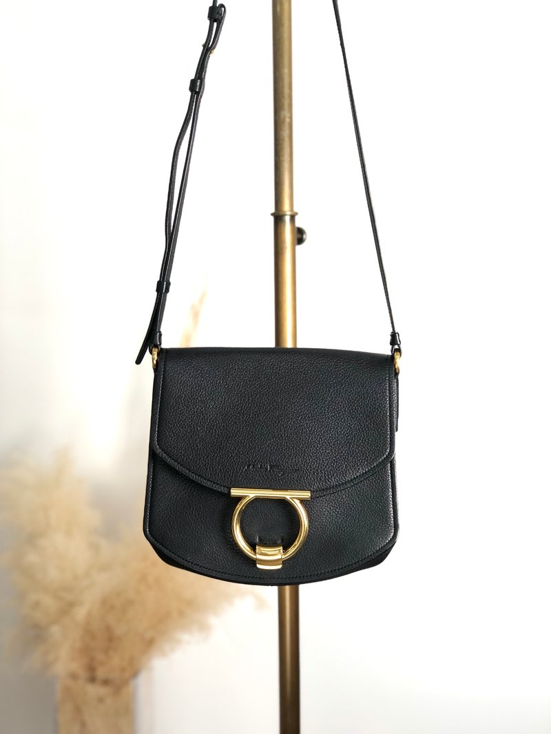 【 日本直送 名牌中古包 】Salvatore Ferragamo  સલવાટોરે ફેર્રેગામો 侧背包 黑色 Gancini 皮革 3fyg65 - 侧背包/斜挎包 - 真皮 黑色