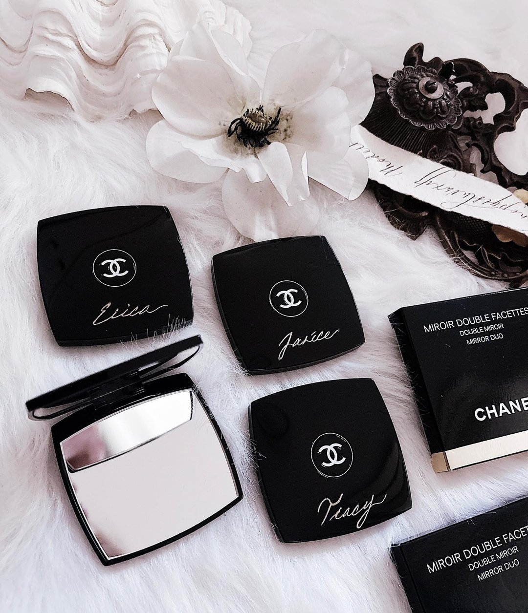 【定制化礼物】雕刻 CHANEL DUO 镜盒 手制西洋书法雕刻 - 彩妆刷具/镜子/梳子 - 贵金属 金色