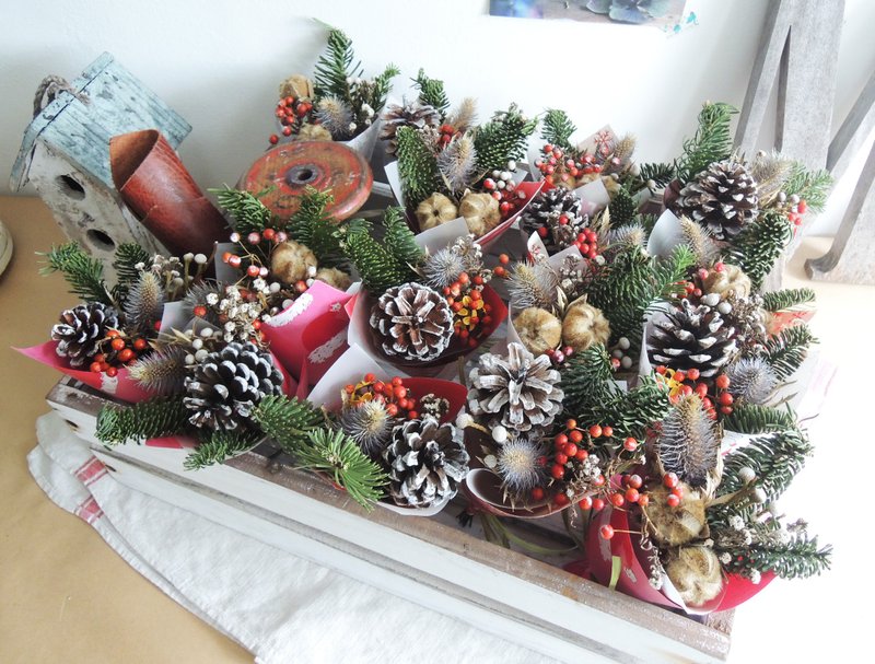 微甜·圈 手作 限量 Xmas 耶诞限定 棉花 山芙蓉 白松果 诺贝松 山归来 小银果 白蜡菊 紫蓟 蔓梅拟 迷你小木棉 迷你花束 交换礼物 耶诞节 - 植栽/盆栽 - 植物．花 绿色