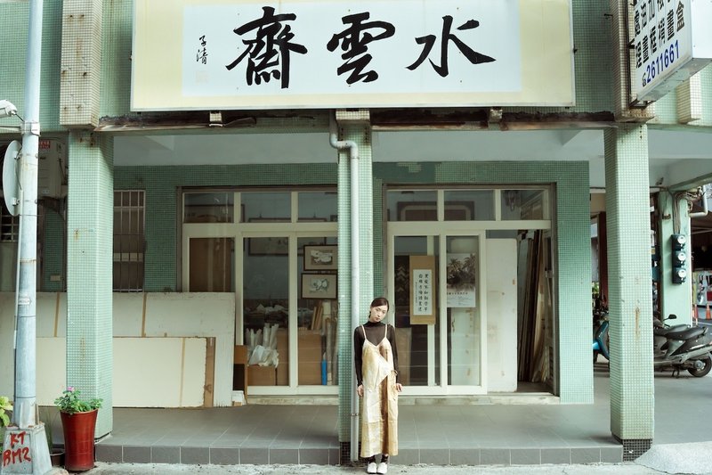 金棕色手绘印花洋装 - 洋装/连衣裙 - 棉．麻 金色