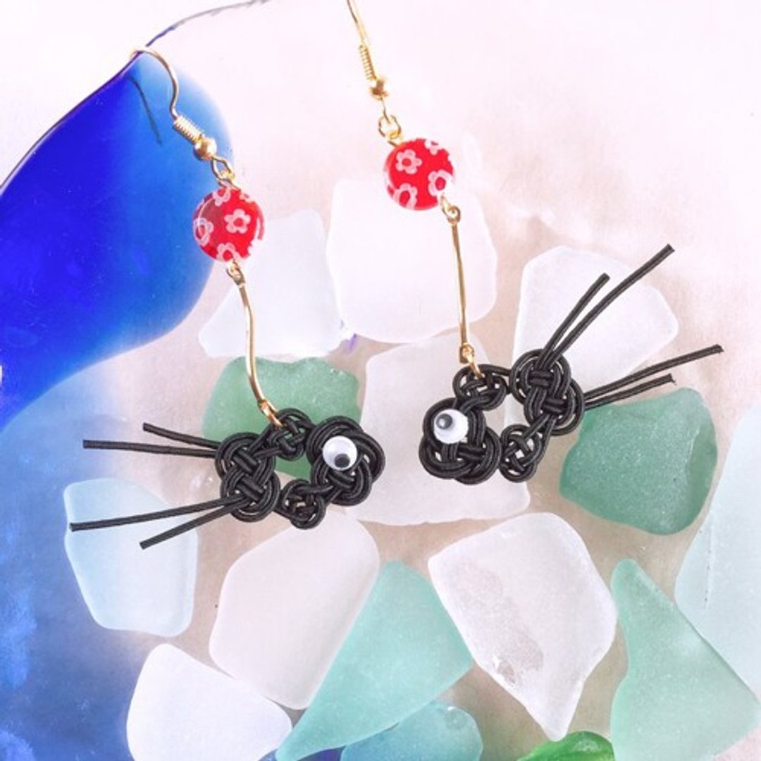 Goldfish and millefiori earrings made with mizuhiki - 耳环/耳夹 - 玻璃 黑色