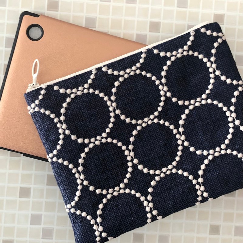 mina perhonen tambourine 可作电子书收纳包 扁平收纳包 手工制作 圆形图案 人气色 日本制造 - 电脑包 - 棉．麻 蓝色