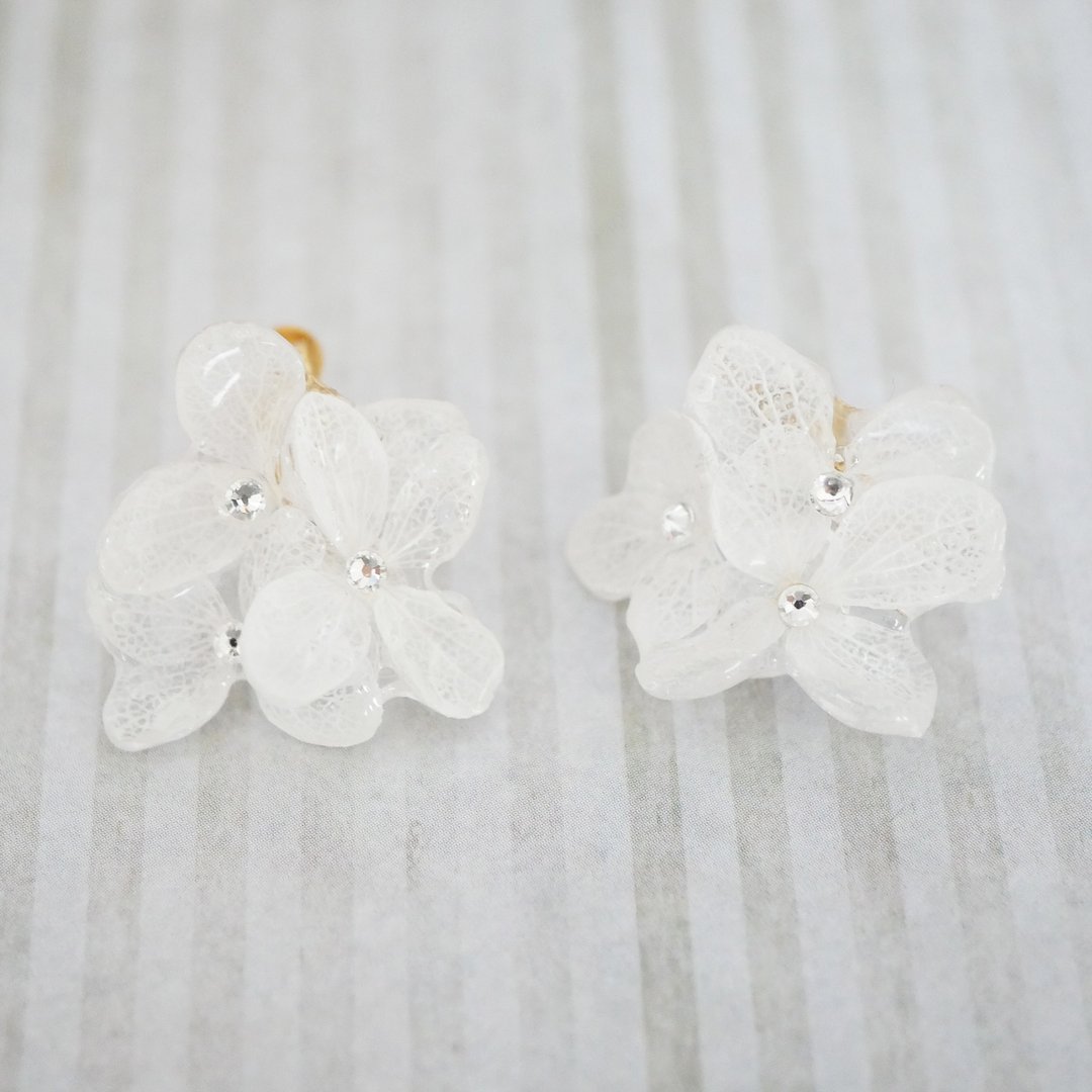 Hydrangea Mini Bouquet/ Clip-On - 耳环/耳夹 - 树脂 白色