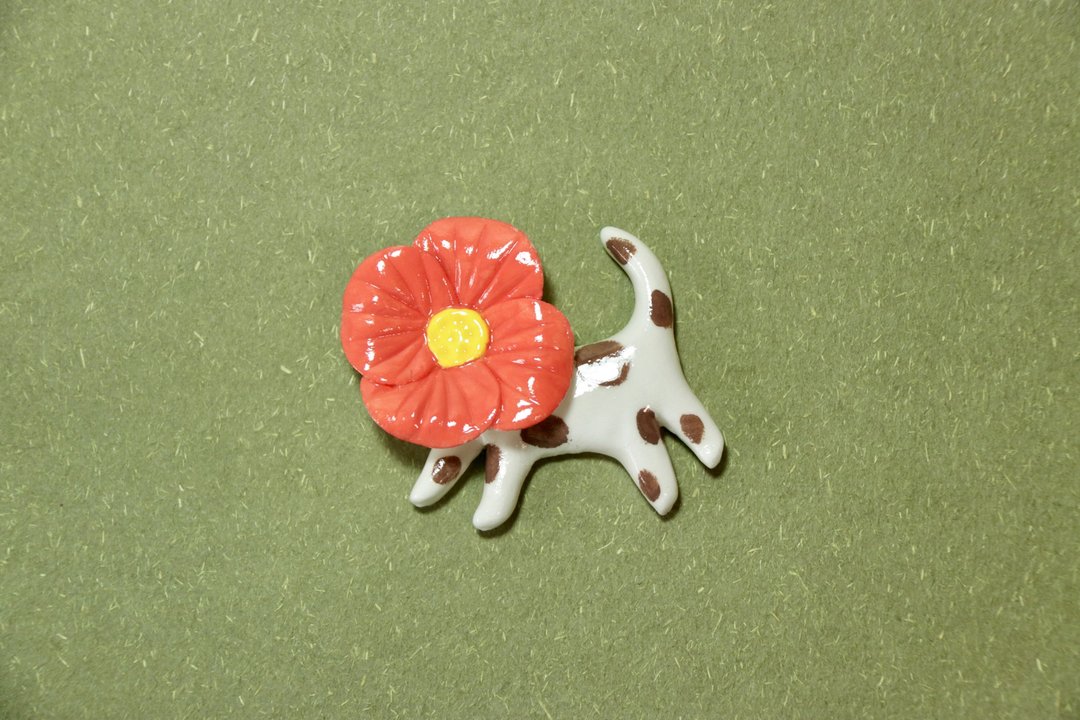 醒来的花园之山茶 |轻粘土红花斑点猫胸针 - 胸针 - 粘土 红色