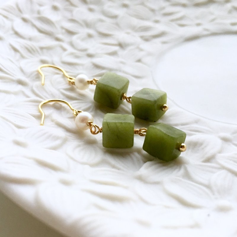 【若桑】【菓子铺】白玉抹茶冻I。天然珍珠。抹茶绿天然石耳环。 - 耳环/耳夹 - 宝石 绿色