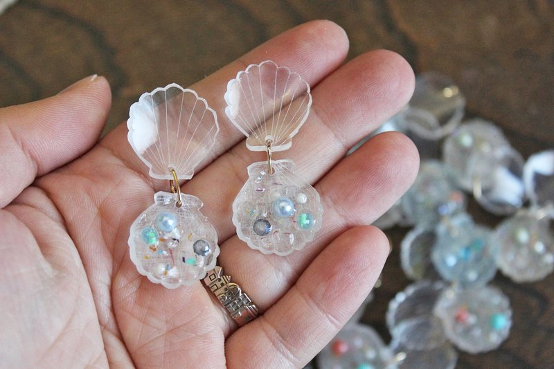 Shell earring color entrusted - 耳环/耳夹 - 塑料 透明