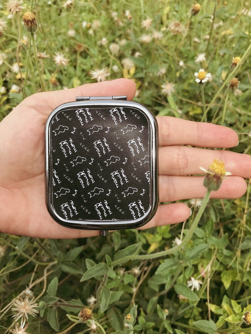 【Customized Gift】Handmade Embroidery - I will draw and stitch your favorite - 彩妆刷具/镜子/梳子 - 其他金属 灰色