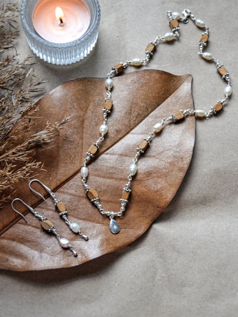 Tulsi Kanthimala 颈链与珍珠耳环，适合女性的印度婚礼珠宝 - 项链 - 纯银 白色