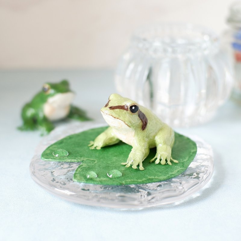 坐在睡莲叶上的青蛙 树蛙 树蛙 用日本纸和纸内部着色的装饰品 - 摆饰 - 纸 绿色