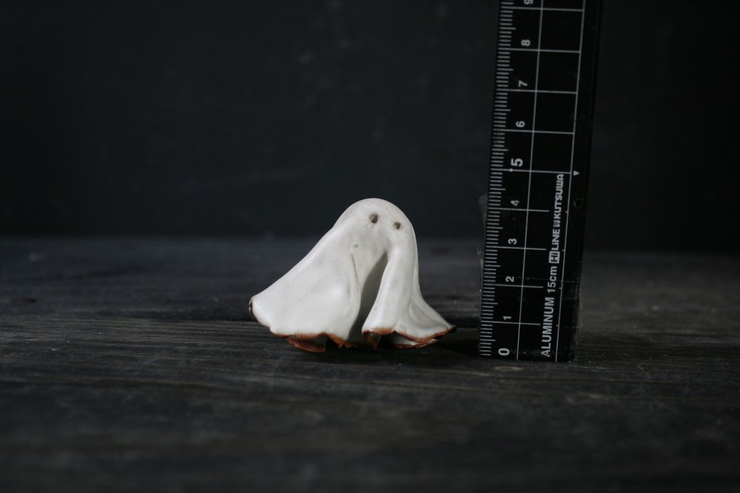 内八幽灵 (高3.7cm 陶瓷 摆饰 吊饰) - 玩偶/公仔 - 陶 白色