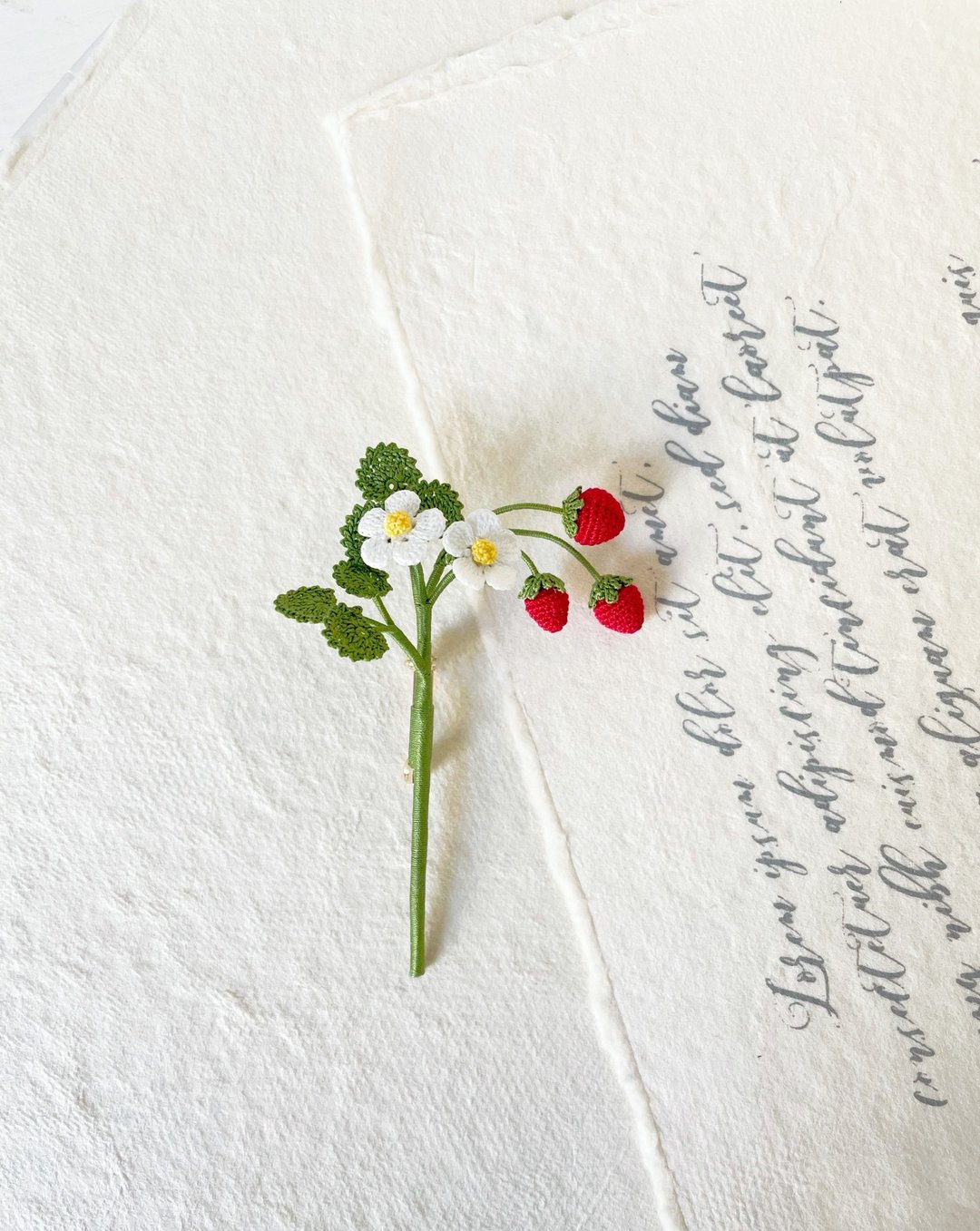 Amigurumi (Weave) Strawberry Brooch 微鈎草莓胸针 - 胸针 - 绣线 
