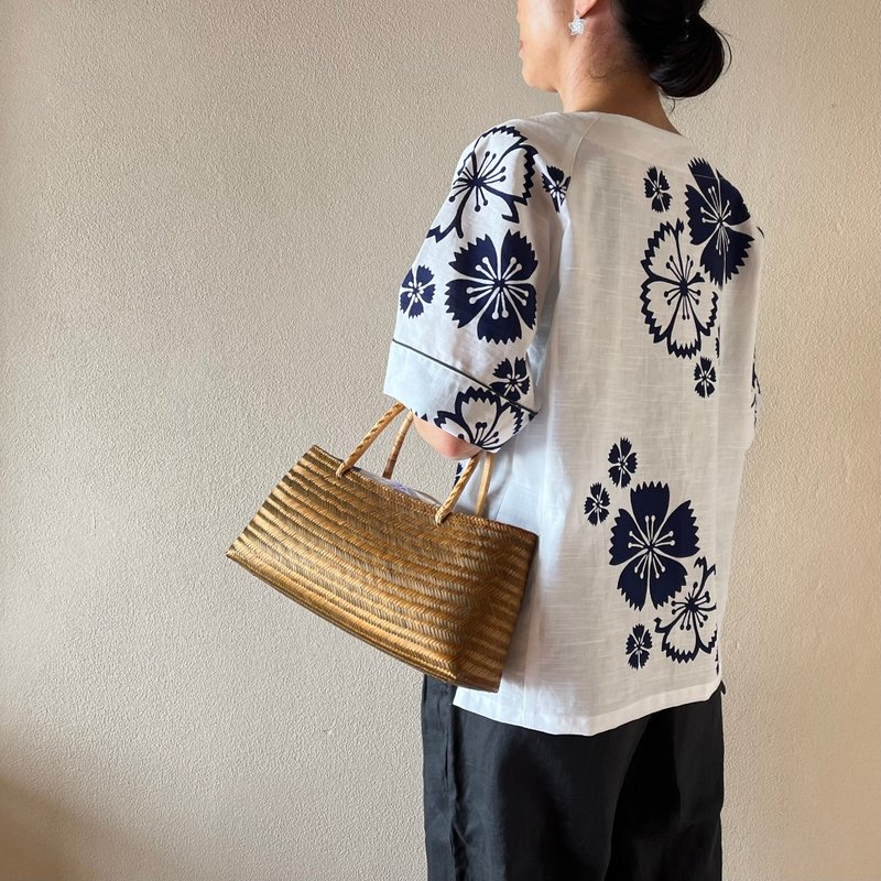 浴衣布料插肩袖衬衫 抚子・白底 - 女装衬衫 - 棉．麻 白色