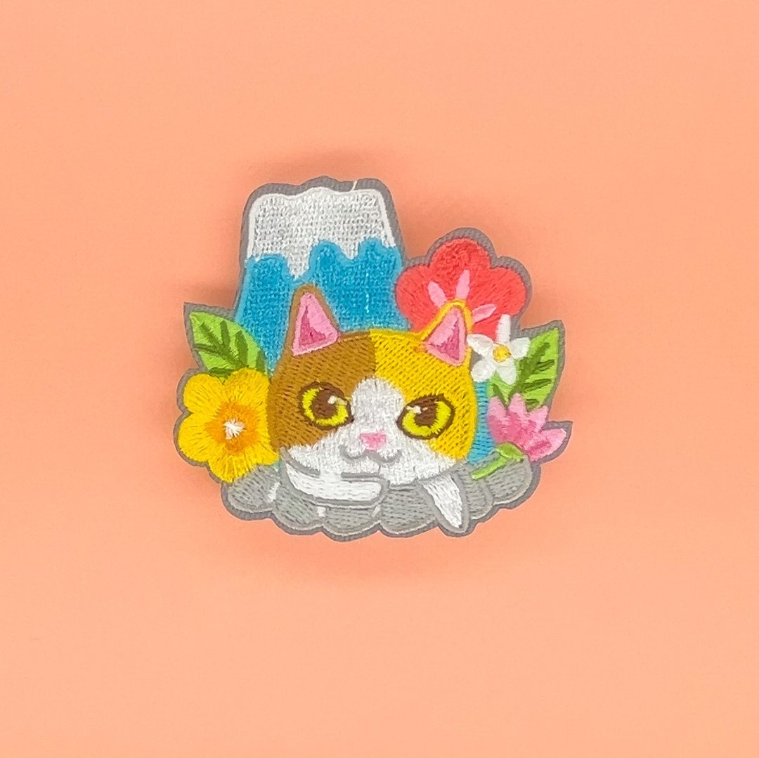 Meow富士山温泉猫猫大胸针 - 胸针 - 绣线 多色