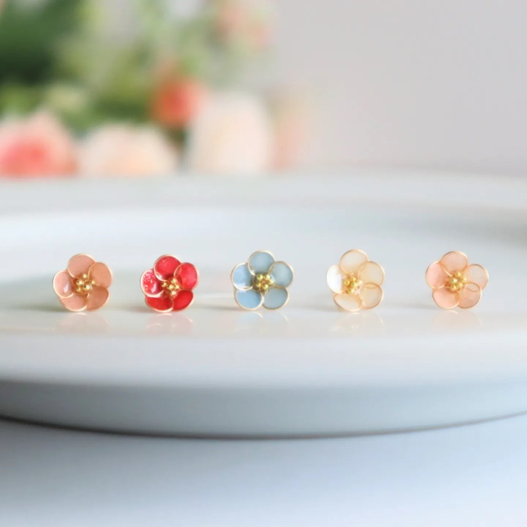 small flower earrings - 耳环/耳夹 - 树脂 多色
