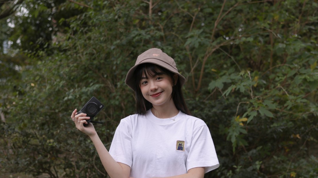 吉普猫自画像  / 上衣 刺绣 T-SHIRT (中性版) - 女装 T 恤 - 棉 白色
