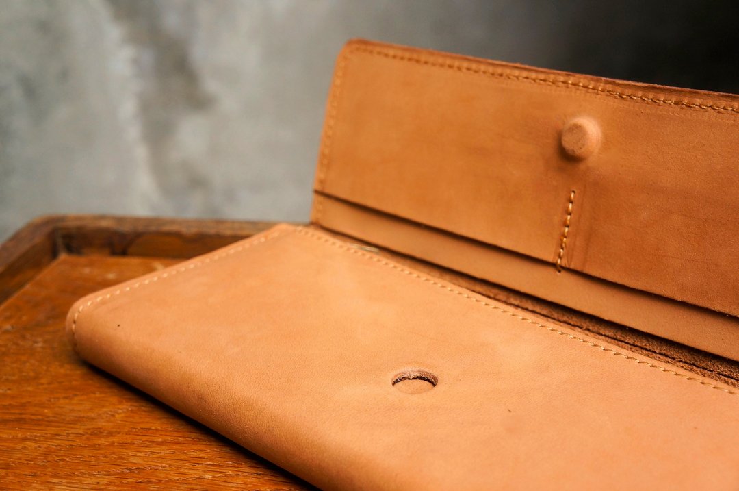 磁吸俐落单折长夹 long wallet with magnet(可客制刻字) - 皮夹/钱包 - 真皮 咖啡色