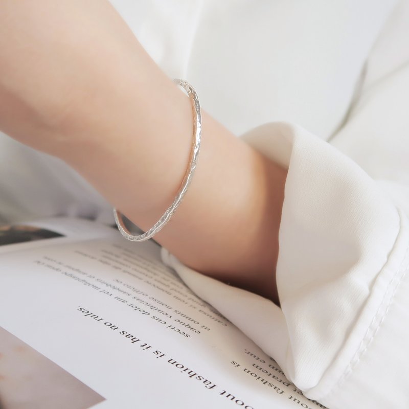 925纯银 波光 实心 锻敲纹 C型 开口式 手环 免费送礼包装 - 手链/手环 - 纯银 灰色
