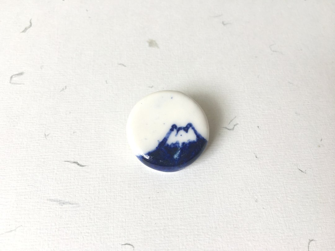 石下 / 手绘 天青色 青花瓷 蓝色 白色 深蓝色 山 大自然系列 富士山 陶瓷扣针 胸针 别针 - 胸针 - 瓷 蓝色