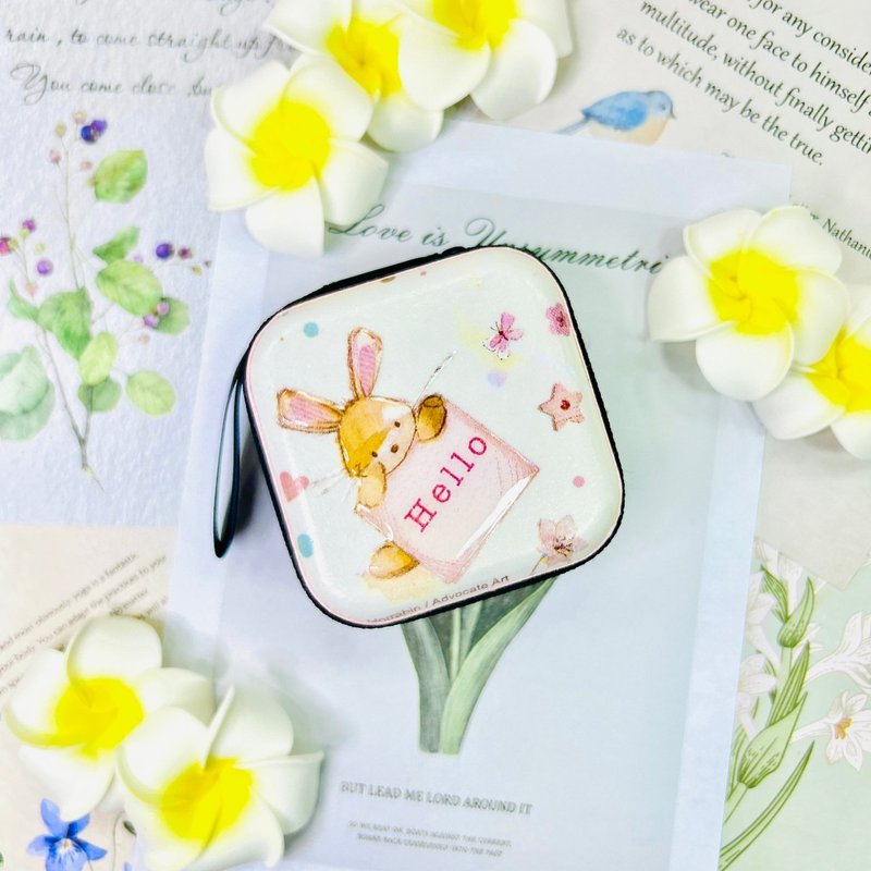 【手工礼物】粉嫩兔宝宝 – AirPods / Pro 耳机壳 小型收纳盒 - 耳机收纳 - 其他金属 粉红色