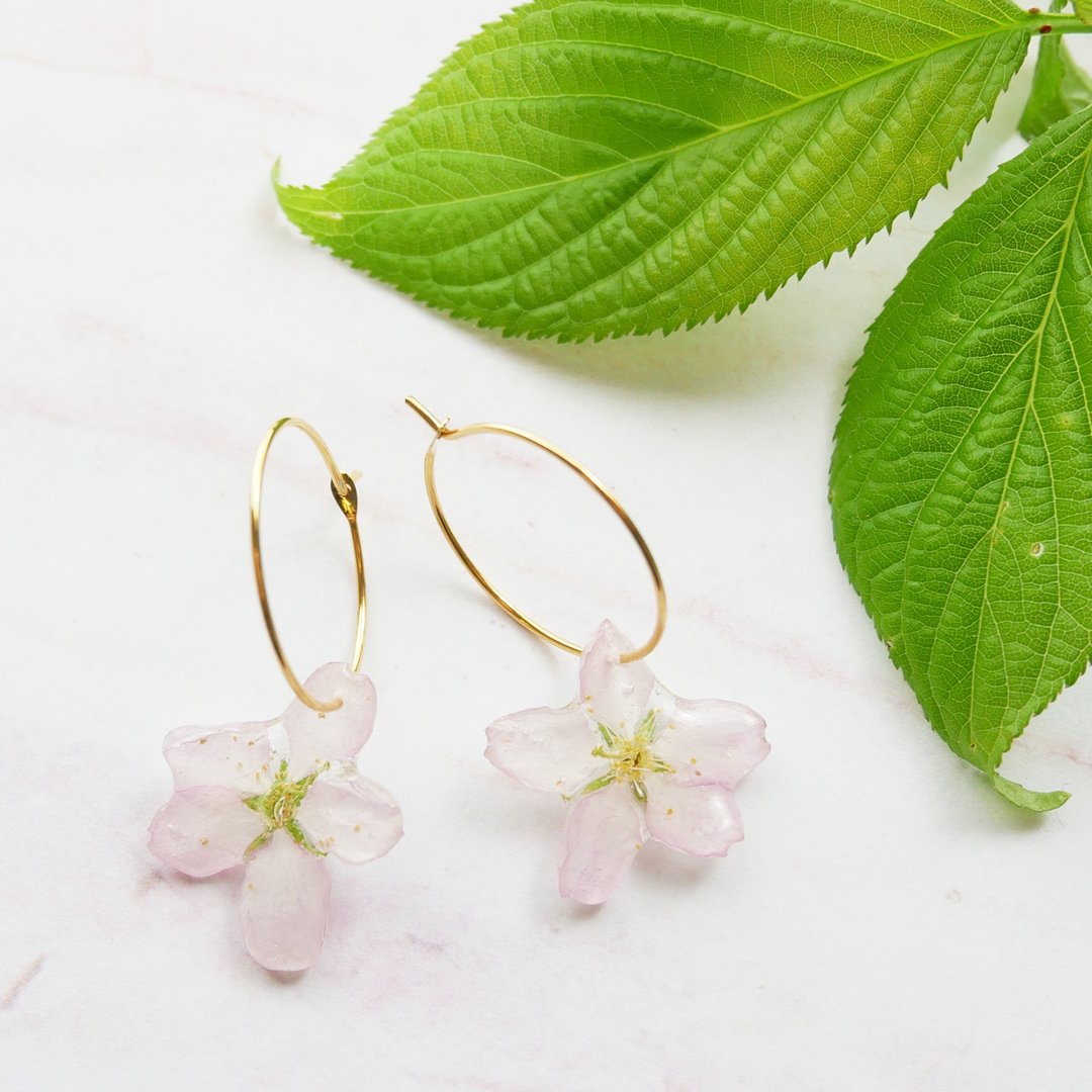 Cherry blossom hoop earrings - 耳环/耳夹 - 树脂 粉红色