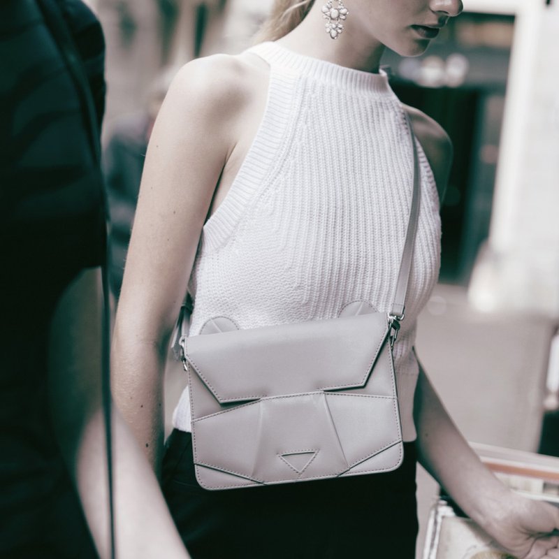 Gray child bear shoulder bag - 侧背包/斜挎包 - 人造皮革 灰色