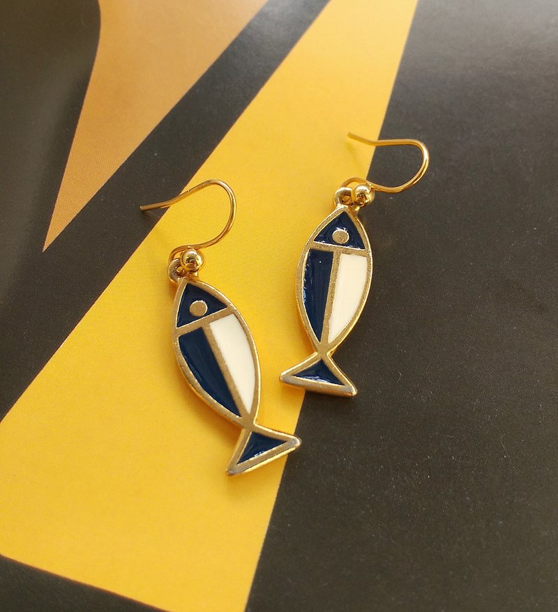 西洋古董饰品。珐琅小鱼 针式耳环 - 耳环/耳夹 - 其他金属 金色