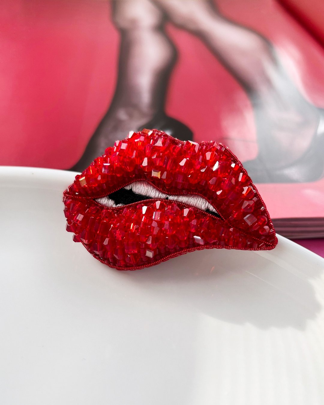 Red Lips Brooch Beaded Lip Pin Handmade Women Brooch Kiss - 徽章/别针 - 水晶 红色
