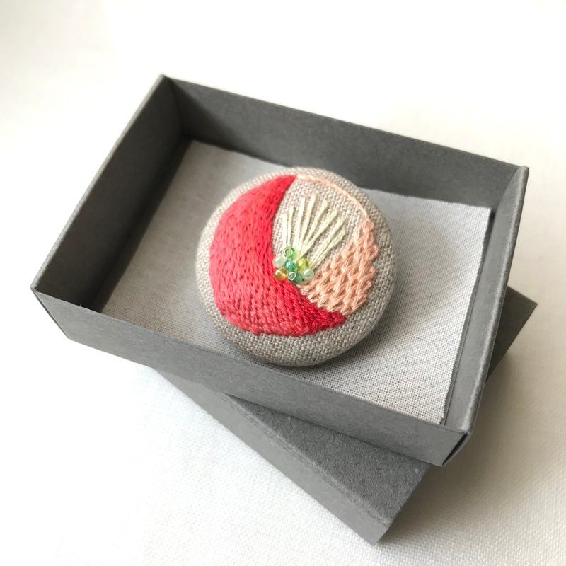 胸针 山茶花 手工刺繍 - 胸针 - 绣线 红色