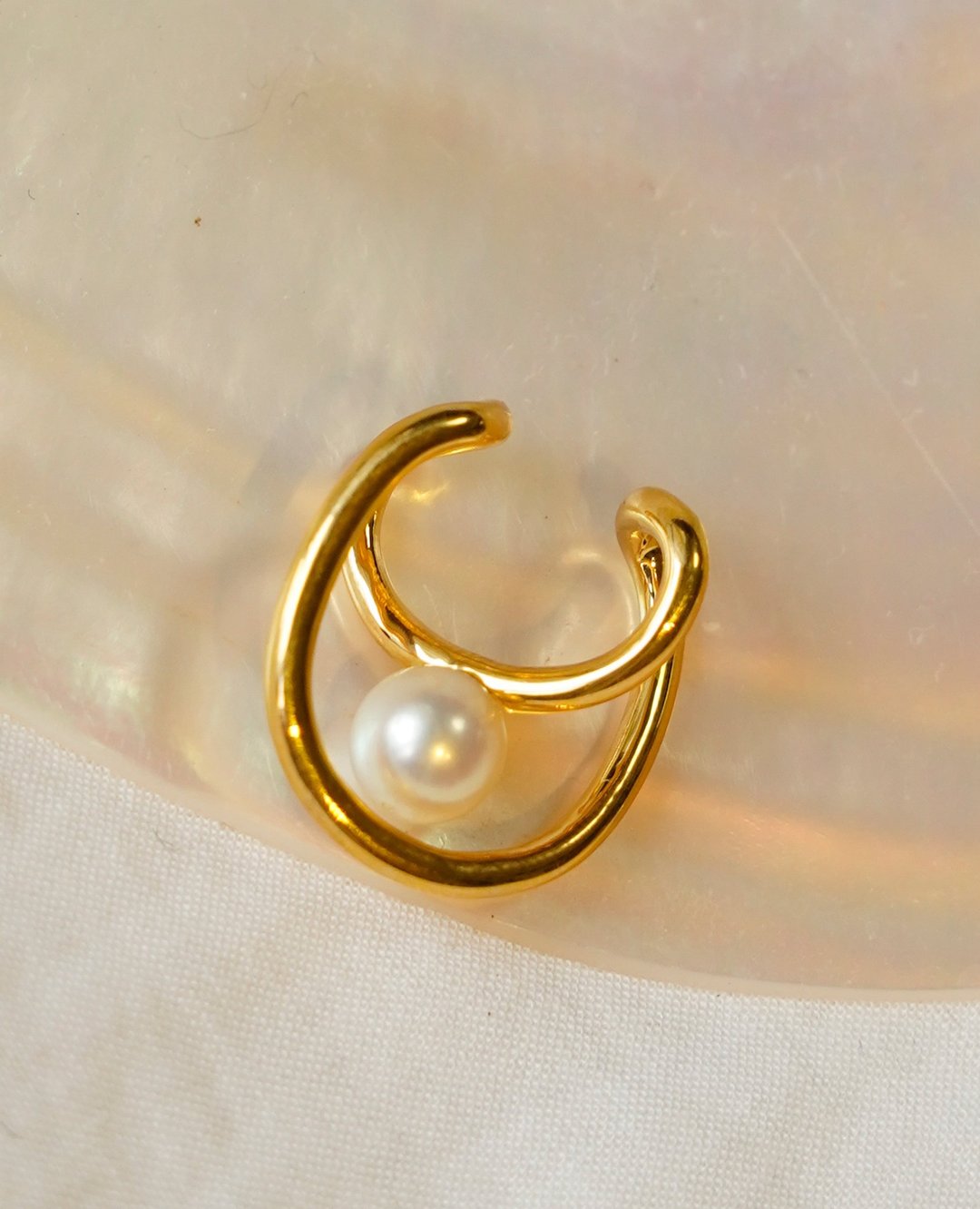 SV Abstract Pearl earcuff - 耳环/耳夹 - 其他金属 金色