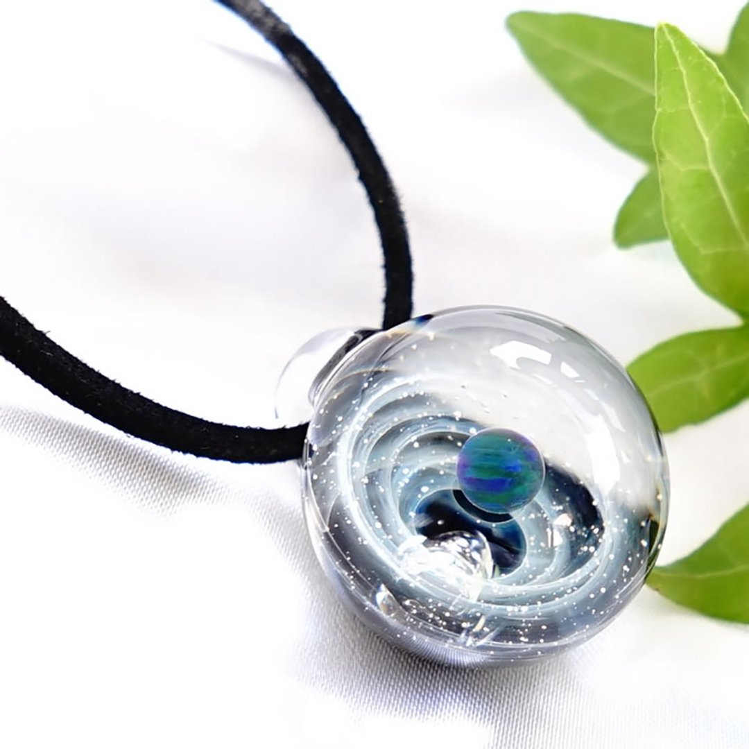 Planets, world of meteorites Green Opal Meteorites Space Glass Pendant with real meteors 玻璃 Japanese making Japan Handcrafted hand-made free shipping - 项链 - 玻璃 蓝色